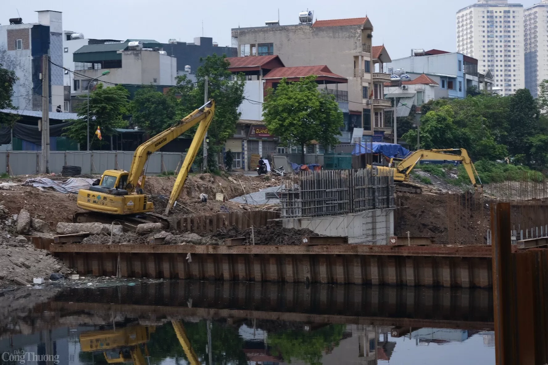 Tại công trình, đập dâng đang trong giai đoạn hoàn thiện phần kết cấu bê tông ở cả lòng đập và khu vực xung quanh Tại công trình, đập dâng đang trong giai đoạn hoàn thiện phần kết cấu bê tông ở cả lòng đập và khu vực xung quanh