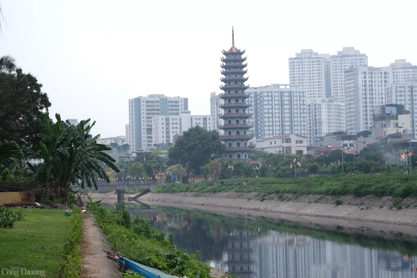 Sông Tô Lịch có chiều dài khoảng 14,6 km, chảy qua 6 quận, huyện của thành phố Hà Nội, gồm: Ba Đình, Cầu Giấy, Đống Đa, Thanh Xuân, Hoàng Mai và Thanh Trì. Sông Tô Lịch có chiều dài khoảng 14,6 km, chảy qua 6 quận, huyện của thành phố Hà Nội, gồm: Ba Đình, Cầu Giấy, Đống Đa, Thanh Xuân, Hoàng Mai và Thanh Trì.