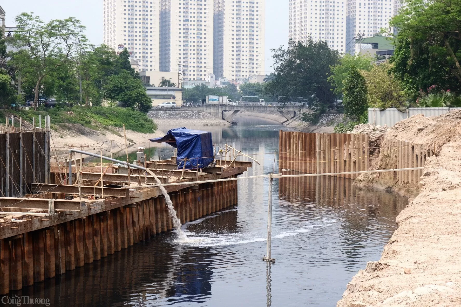 Trọng tâm của kế hoạch là xây dựng hệ thống đập dâng để điều tiết dòng chảy và duy trì lượng nước dọc tuyến sông. Đập dâng tại khu vực cầu Quang là công trình đầu tiên được triển khai trong chuỗi ba đập mà thành phố Hà Nội dự kiến xây dựng để phục vụ việc giữ nước, làm sạch và cải thiện cảnh quan đô thị. Trọng tâm của kế hoạch là xây dựng hệ thống đập dâng để điều tiết dòng chảy và duy trì lượng nước dọc tuyến sông. Đập dâng tại khu vực cầu Quang là công trình đầu tiên được triển khai trong chuỗi ba đập mà thành phố Hà Nội dự kiến xây dựng để phục vụ việc giữ nước, làm sạch và cải thiện cảnh quan đô thị.
