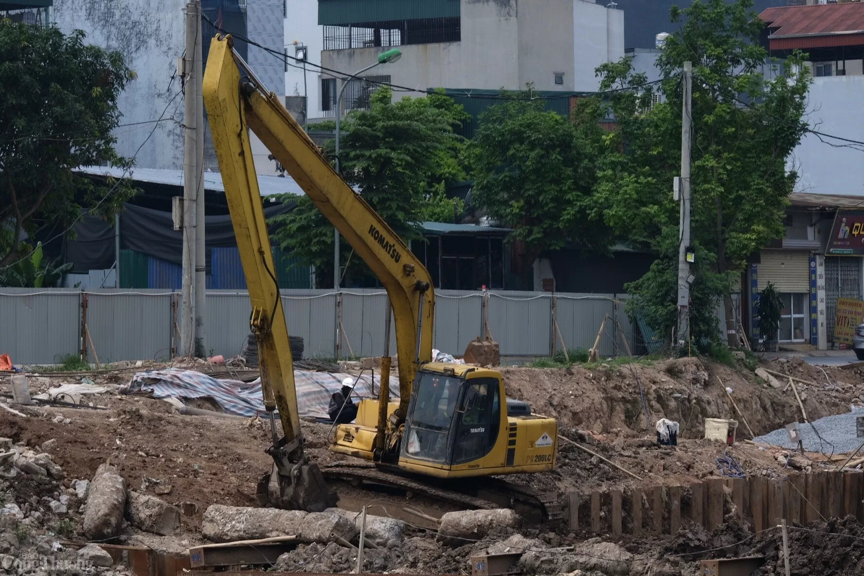 Theo ghi nhận vào ngày 8/5, các tốp công nhân đang khẩn trương làm việc để đảm bảo tiến độ được duy trì như kế hoạch đề ra. Theo ghi nhận vào ngày 8/5, các tốp công nhân đang khẩn trương làm việc để đảm bảo tiến độ được duy trì như kế hoạch đề ra.