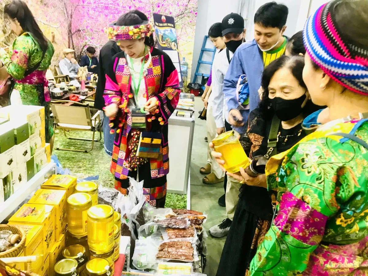 Quảng bá nông sản, hàng hoá miền núi đang được đẩy mạnh. Ảnh: Hoa Quỳnh
