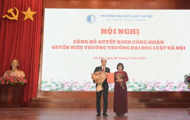 PGS.TS Tô Văn Hoà nhận quyết định Quyền Hiệu trưởng Trường ĐH Luật Hà Nội nhiệm kỳ 2020-2025.