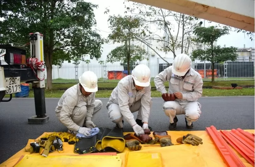 EVNHANOI tăng cường sửa chữa điện hotline để nâng cao chất lượng