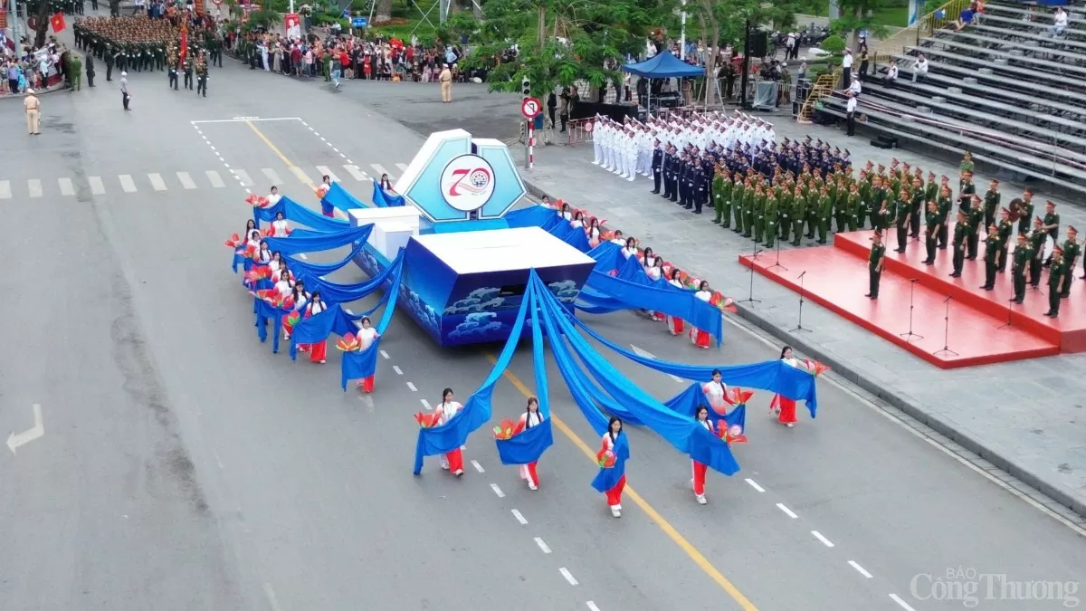 Hải Phòng: Tưng bừng hợp luyện duyệt đội ngũ và diễu hành Hải Phòng: Tưng bừng hợp luyện duyệt đội ngũ và diễu hành