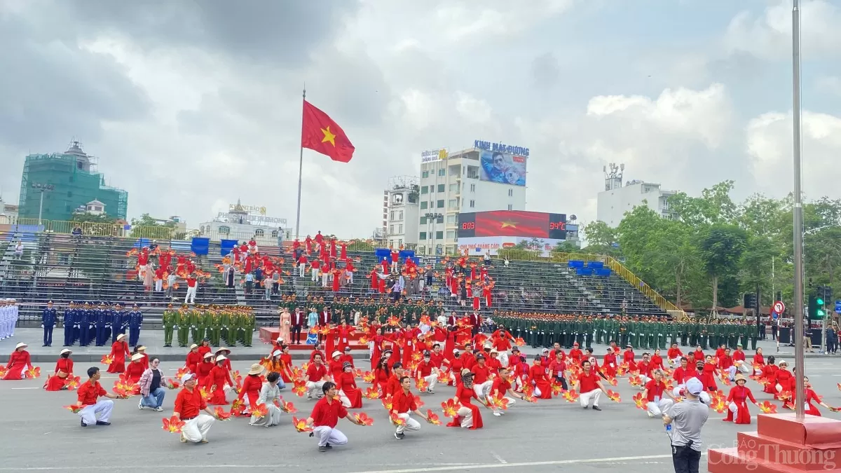 Hải Phòng: Tưng bừng hợp luyện duyệt đội ngũ và diễu hành Hải Phòng: Tưng bừng hợp luyện duyệt đội ngũ và diễu hành