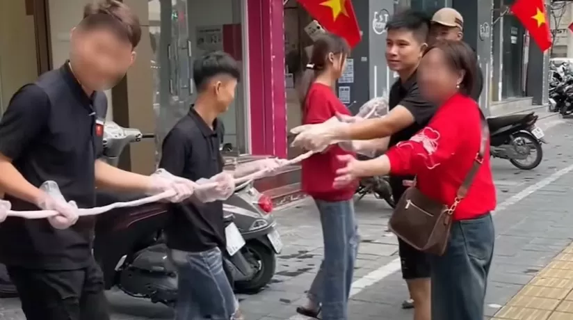 Chủ quán Lòng Chát trả giá cho thói