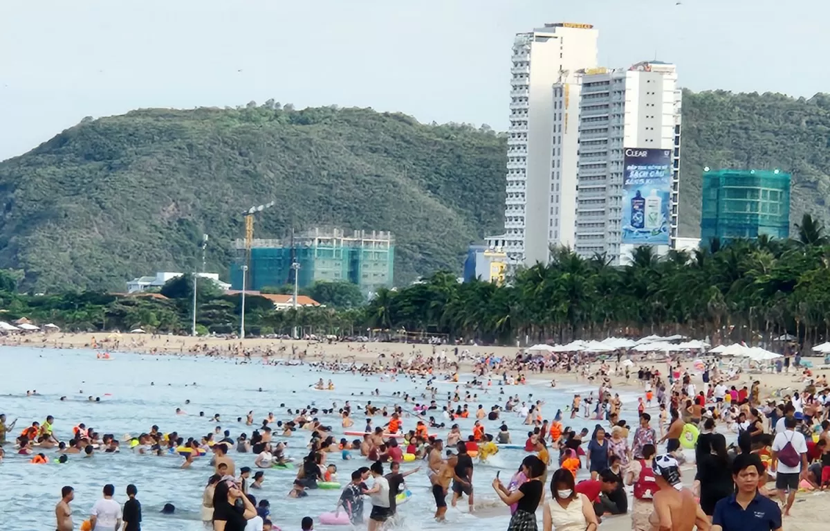 Khách du lịch tại Nha Trang. Ảnh minh hoạ