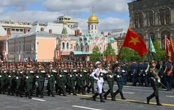 68 bo doi cu ho sai buoc tren quang truong do noi bac dung 68 nam truoc