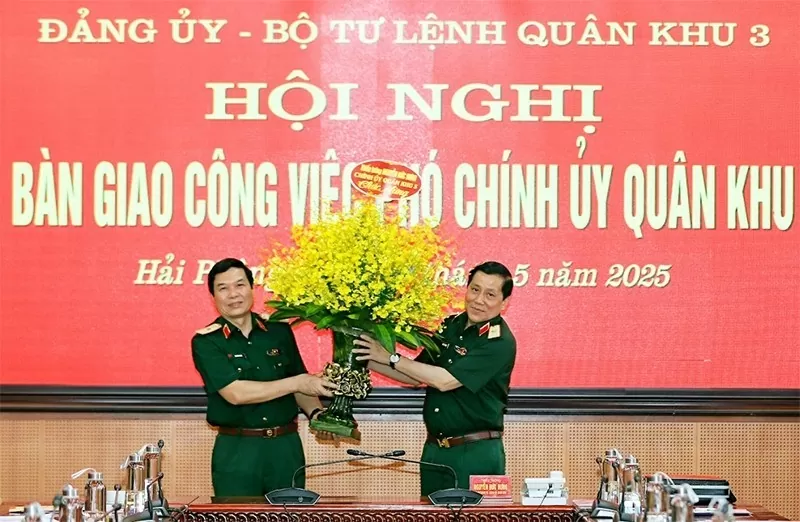 Bàn giao chức Phó Chính ủy Quân khu 3 giữa hai Thiếu tướng