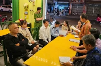 van nan chat chem lam xau xi buc tranh du lich