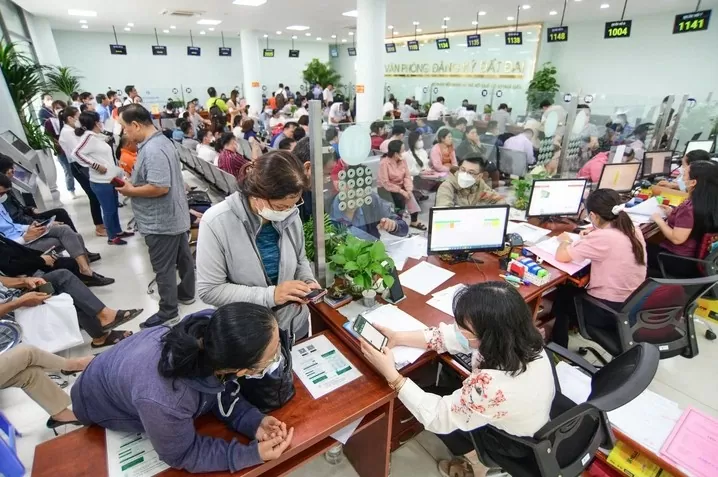 Công chức TP Thủ Đức giải quyết thủ tục hành chính cho người dân - Ảnh: QUANG ĐỊNH
