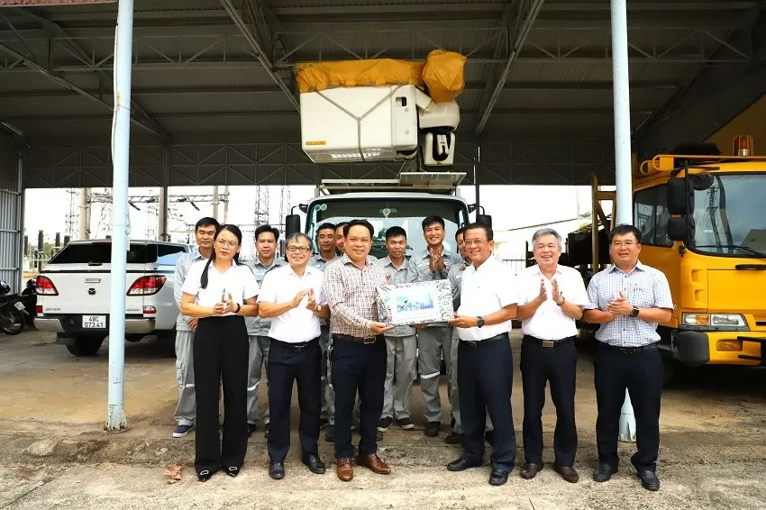 Tổng giám đốc EVNCPC Ngô Tấn Cư và đoàn công tác tặng quà, cho người lao động Xí nghiệp điện cao thế Đắk Nông (PC Đắk Nông)