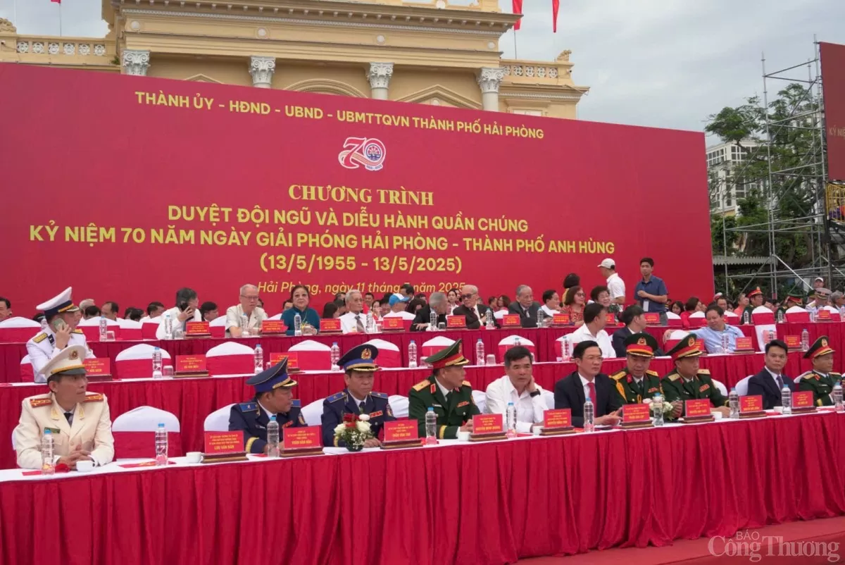 Hải Phòng: Hàng nghìn người tham gia duyệt đội ngũ diễu hành kỷ niệm 70 năm ngày giải phóng