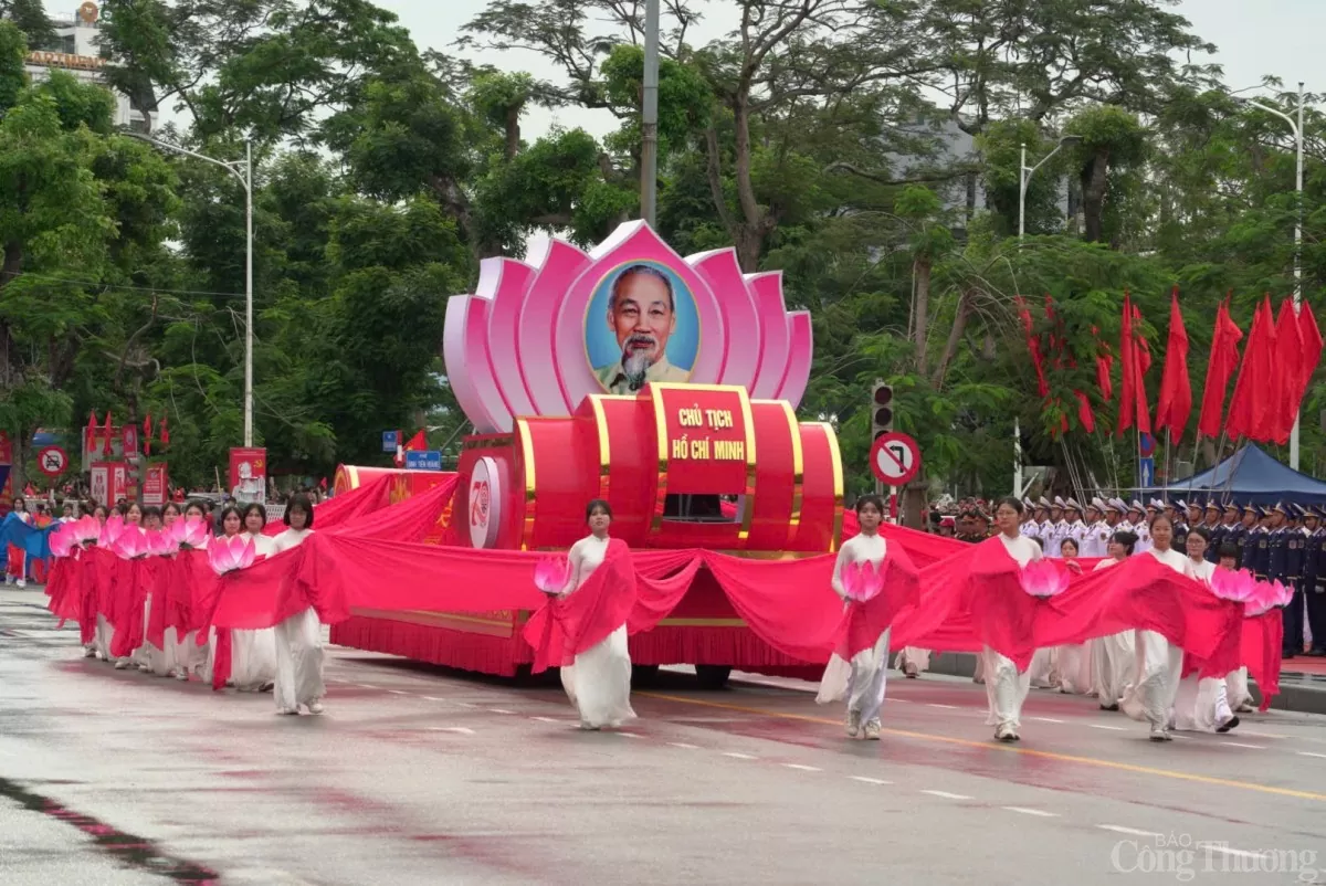 Hải Phòng: Hàng nghìn người tham gia duyệt đội ngũ diễu hành kỷ niệm 70 năm ngày giải phóng
