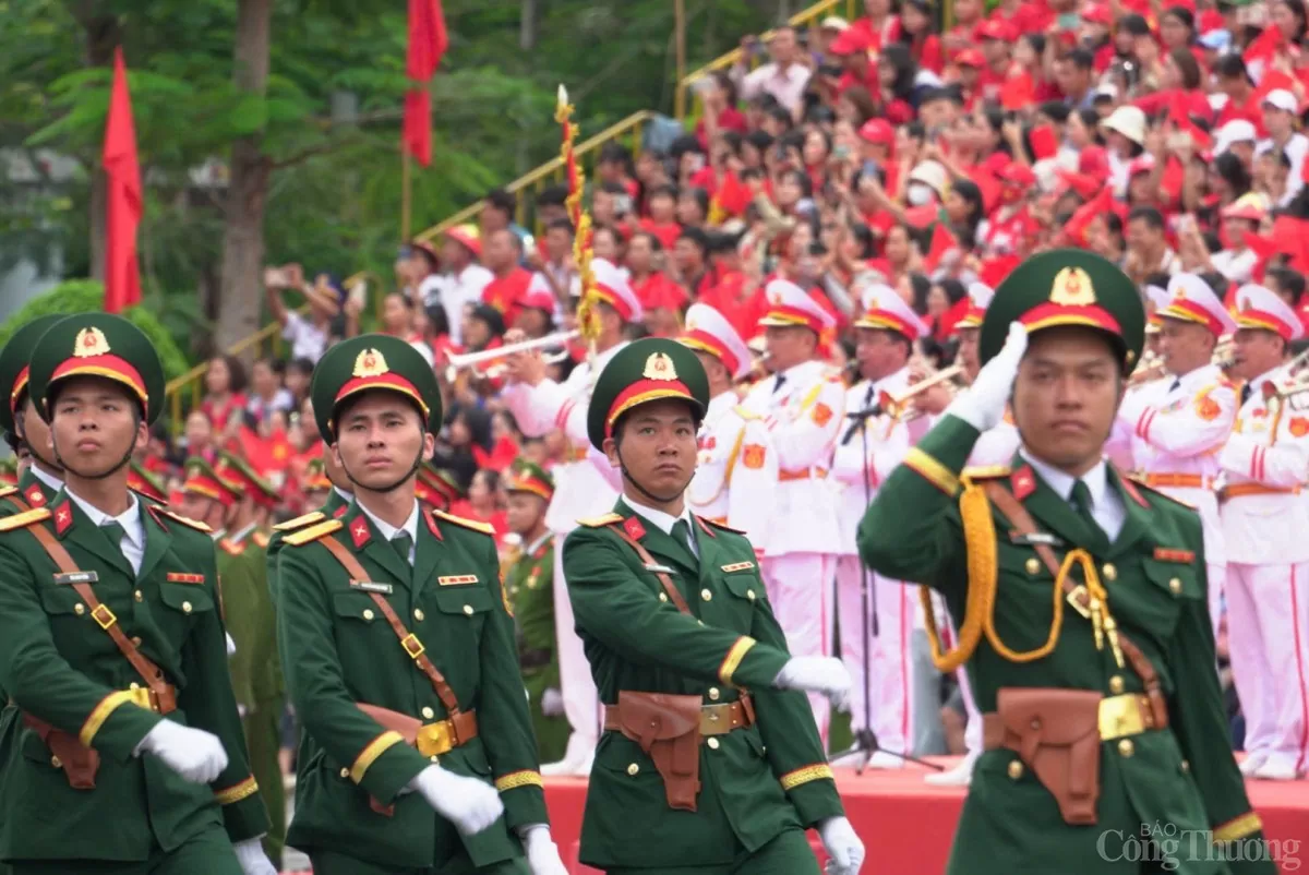 Hải Phòng: Hàng nghìn người tham gia duyệt đội ngũ diễu hành kỷ niệm 70 năm ngày giải phóng