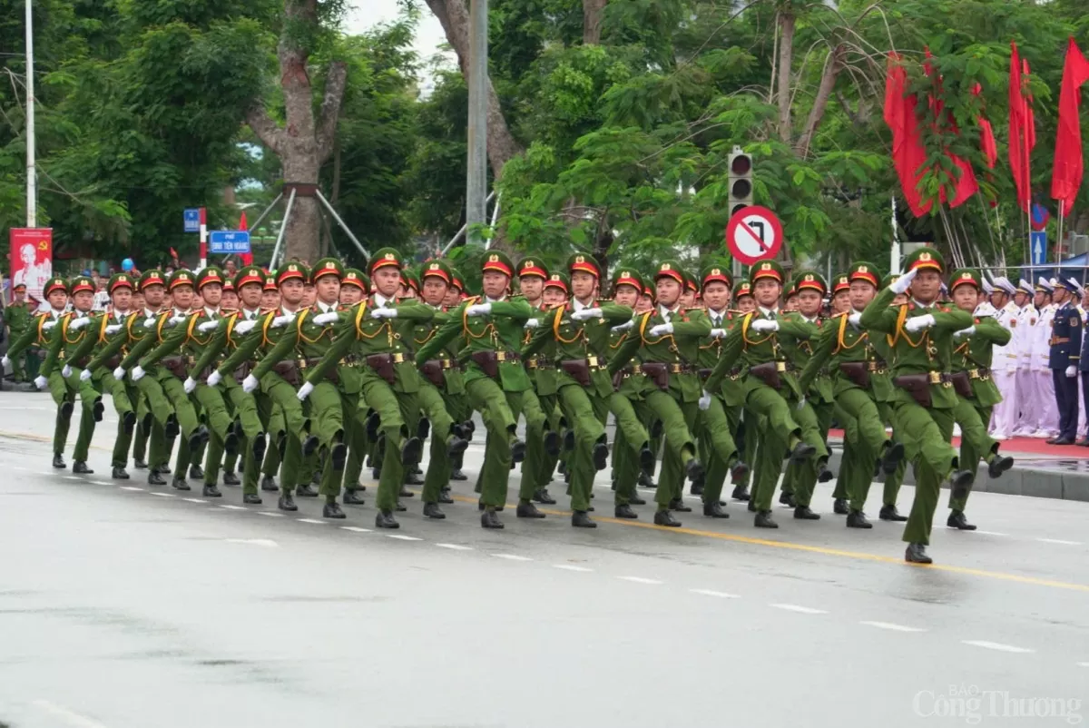 Hải Phòng: Hàng nghìn người tham gia duyệt đội ngũ diễu hành kỷ niệm 70 năm ngày giải phóng