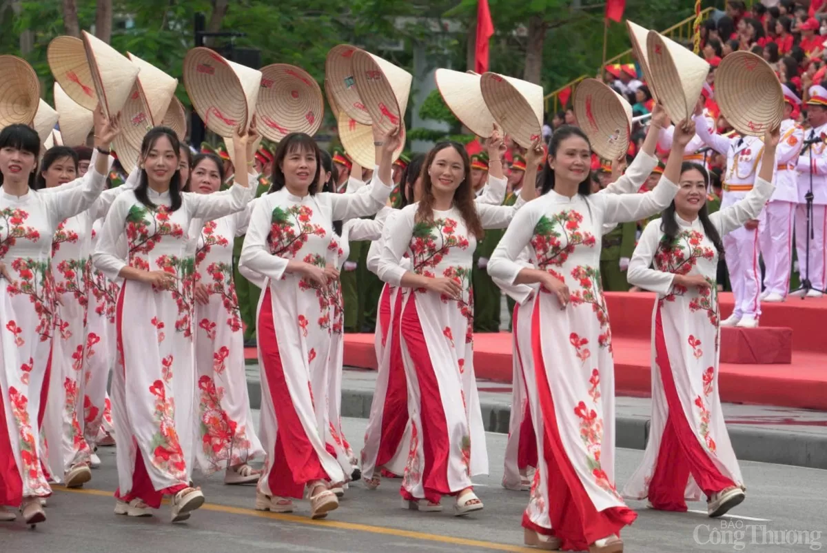 Hải Phòng: Hàng nghìn người tham gia duyệt đội ngũ diễu hành kỷ niệm 70 năm ngày giải phóng