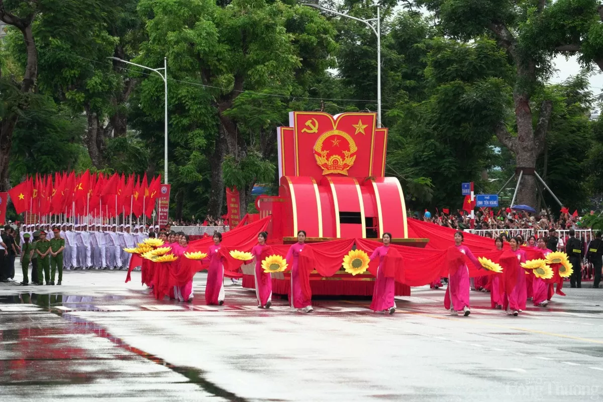 Hoành tráng lễ diễu hành mừng 70 năm giải phóng Hải Phòng Hoành tráng lễ diễu hành mừng 70 năm ngày Giải phóng Hải Phòng
