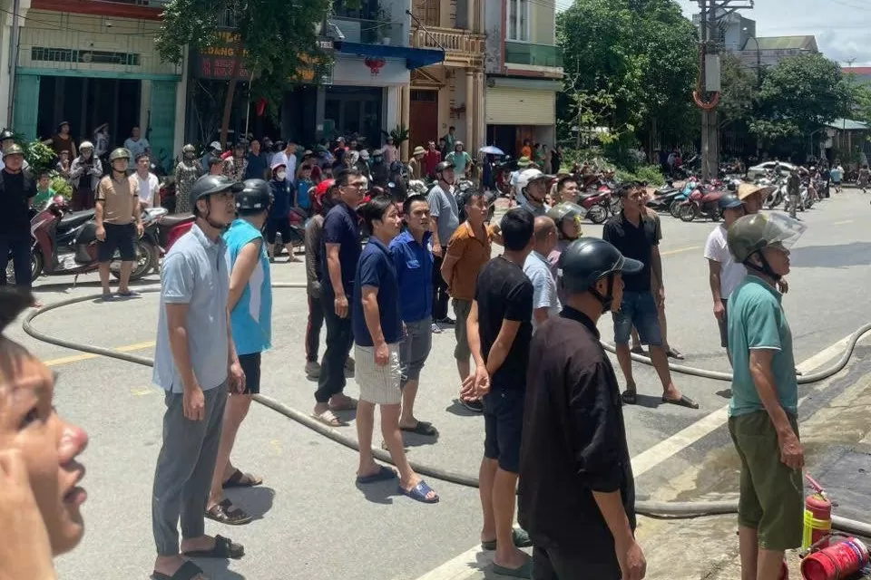 Hà Giang: Ngôi nhà 3 tầng cháy ngùn ngụt giữa trưa