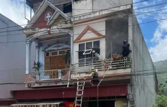 Hà Giang: Ngôi nhà 3 tầng cháy ngùn ngụt giữa trưa