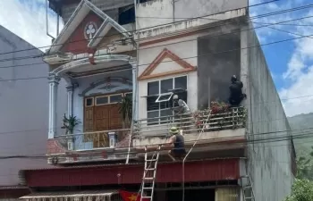 ha giang ngoi nha 3 tang chay ngun ngut giua trua