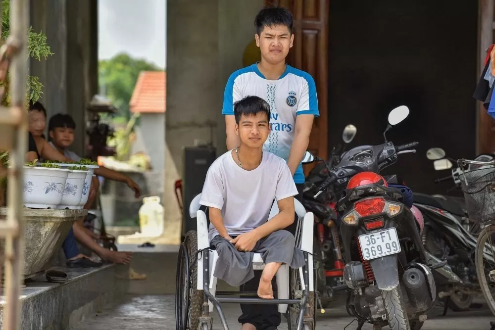 Cõng bạn đi qua tuổi thơ, cõng luôn ước mơ đến vạch đích