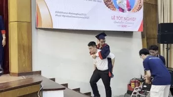cong ban di qua tuoi tho cong luon uoc mo den vach dich