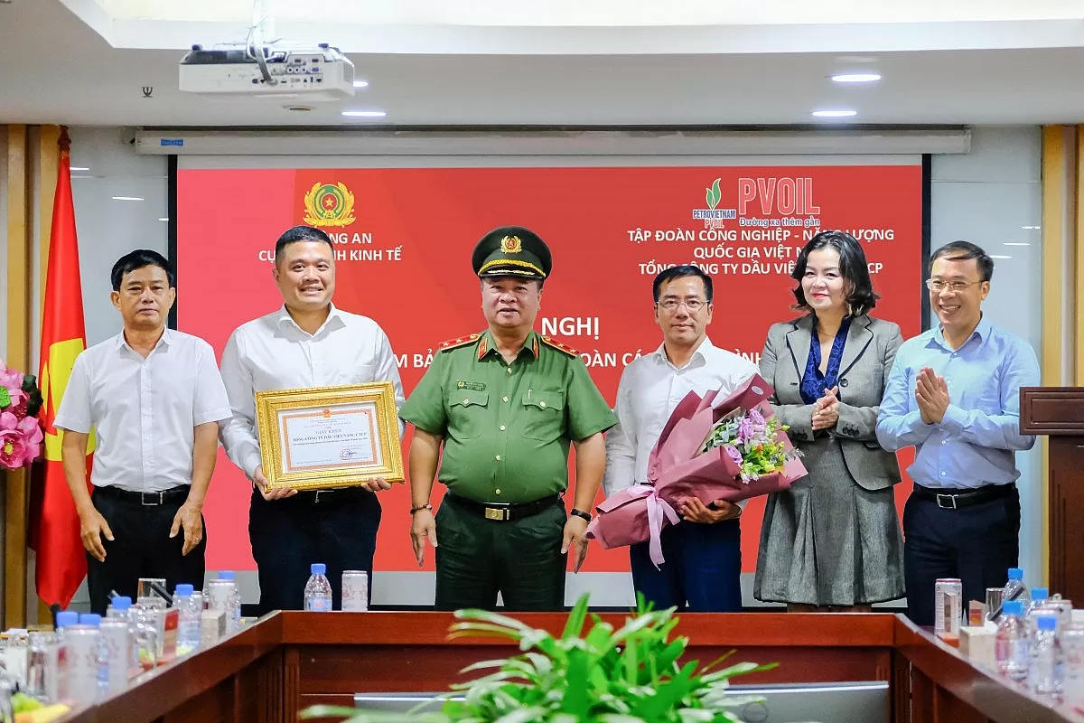 Đồng chí Trung tướng Nguyễn Đình Thuận - Bí thư Đảng ủy, Cục trưởng Cục An ninh Kinh tế tặng giấy khen cho Tập thể Tổng công ty Dầu Việt Nam - CTCP