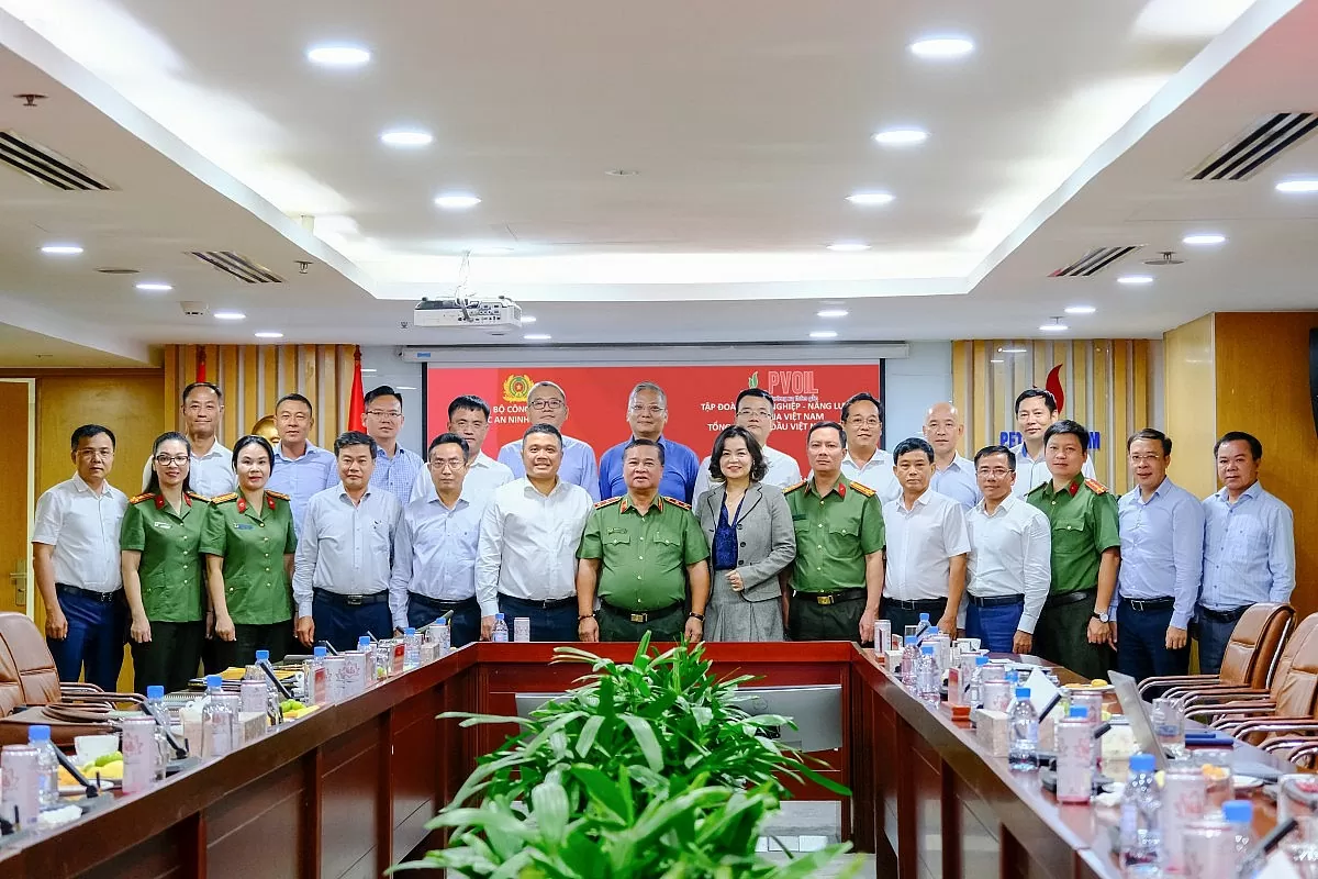 Lãnh đạo Cục An ninh Kinh tế và lãnh đạo PVOIL chụp ảnh lưu niệm