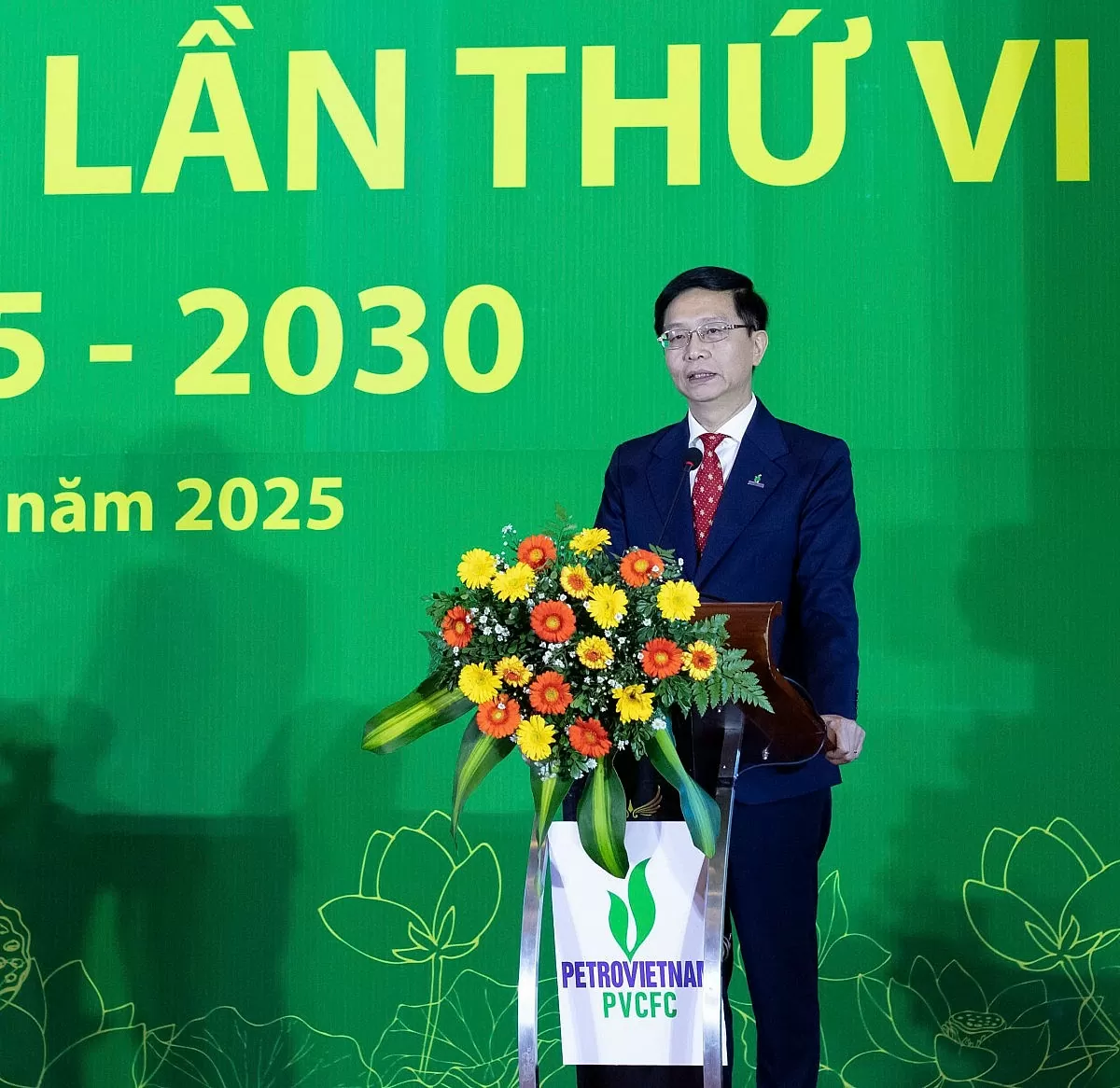 Đồng chí Trần Quang Dũng - Phó Bí thư Thường trực Đảng uỷ Tập đoàn phát biểu tại Đại hội