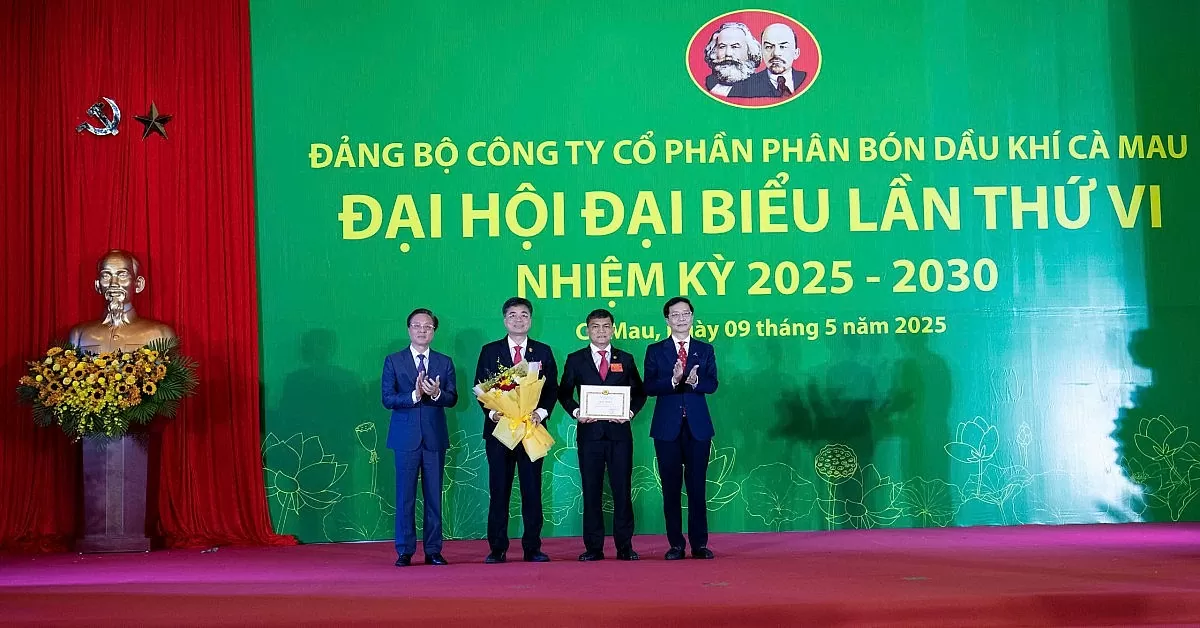 Lãnh đạo Petrovietnam trao giấy khen cho đồng chí Văn Tiến Thanh – nguyên Bí thư Đảng ủy, và chúc mừng đồng chí Trần Ngọc Nguyên – tân Bí thư Đảng ủy PVCFC nhiệm kỳ 2025–2030.