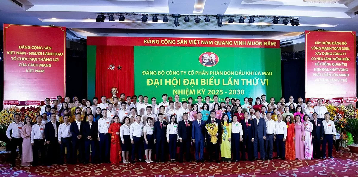 Tập thể đại biểu, lãnh đạo Tập đoàn, lãnh đạo PVCFC và các đồng chí đảng viên ưu tú chụp ảnh lưu niệm tại Đại hội Đảng bộ PVCFC lần thứ VI, nhiệm kỳ 2025–2030.