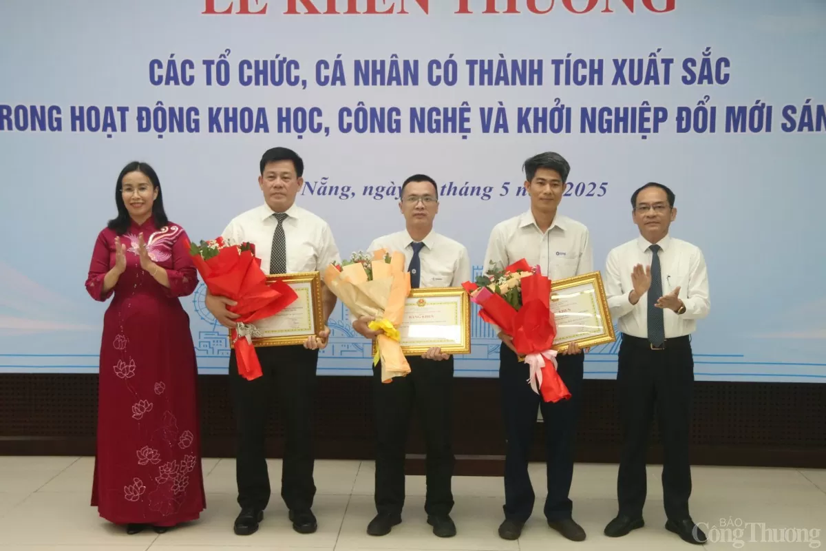 Trao tặng bằng khen cho các cá nhân, tổ chức có đóng góp nổi bật, đối với hoạt động khoa học – công nghệ và khởi nghiệp đổi mới sáng tạo