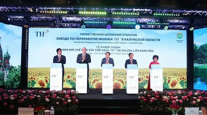 Lãnh đạo cấp cao của Việt Nam và Liên bang Nga cùng đại diện Tập đoàn TH thực hiện nghi thức nhấn nút khánh thành Nhà máy (cùng lúc tại Moscow và Kaluga)