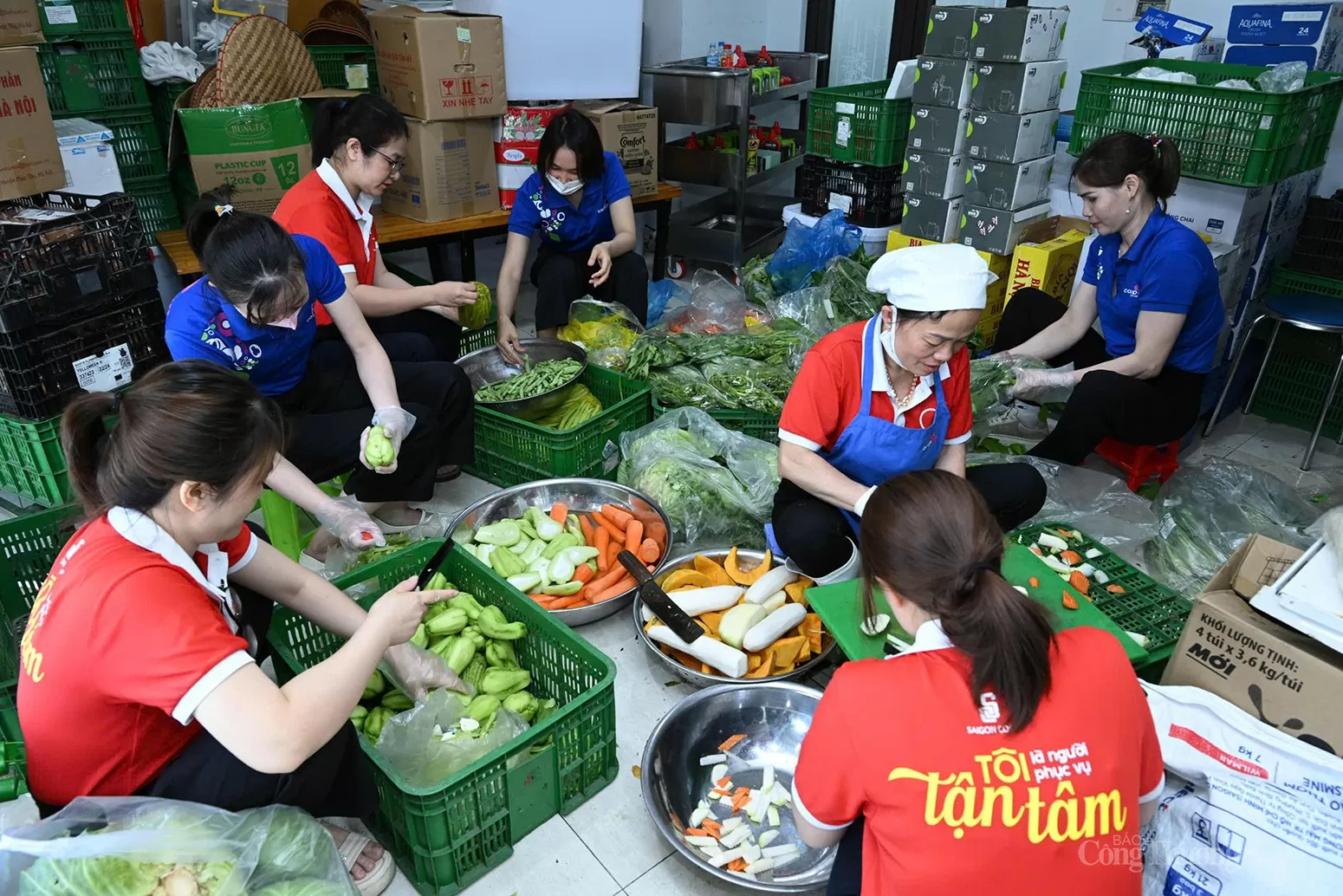 Ấm áp 'Bữa cơm công đoàn' kỷ niệm 74 năm Ngày Truyền thống ngành Công Thương