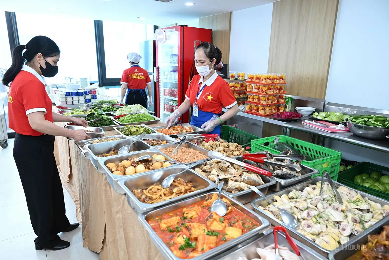 Ấm áp 'Bữa cơm công đoàn' kỷ niệm 74 năm Ngày Truyền thống ngành Công Thương