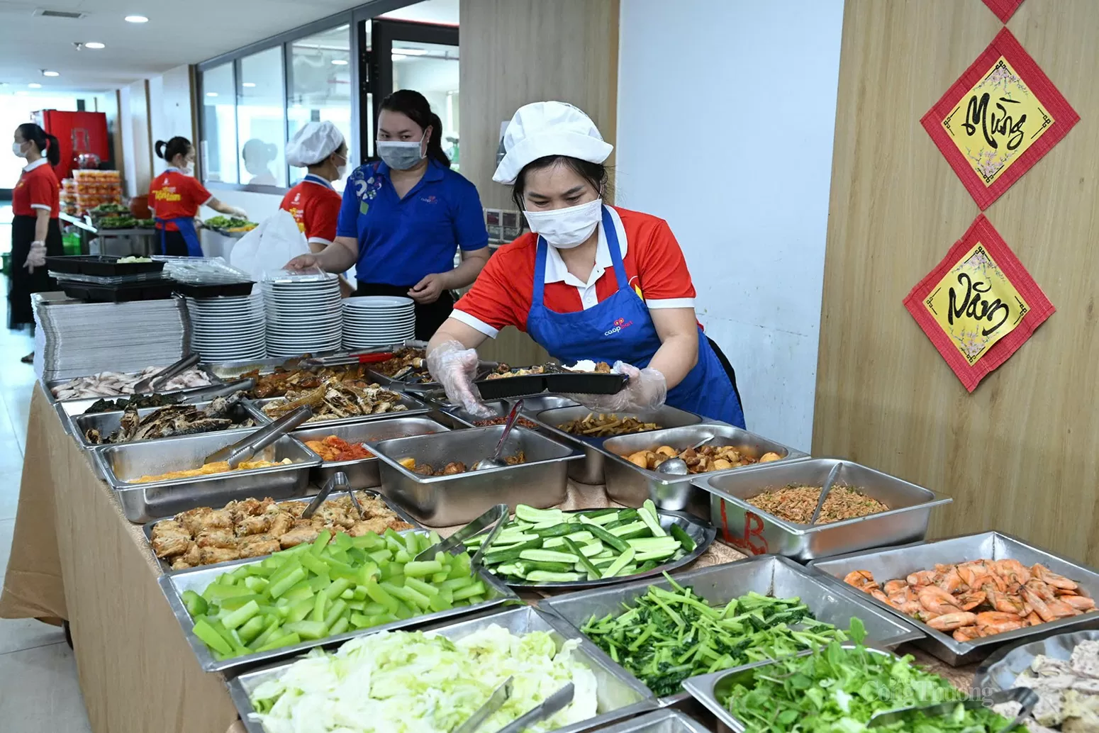 Ấm áp 'Bữa cơm công đoàn' kỷ niệm 74 năm Ngày Truyền thống ngành Công Thương
