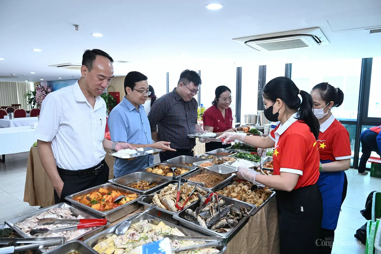 Ấm áp 'Bữa cơm công đoàn' kỷ niệm 74 năm Ngày Truyền thống ngành Công Thương