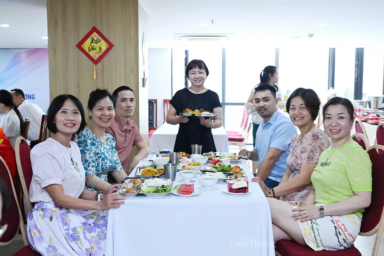 Ấm áp 'Bữa cơm công đoàn' kỷ niệm 74 năm Ngày Truyền thống ngành Công Thương