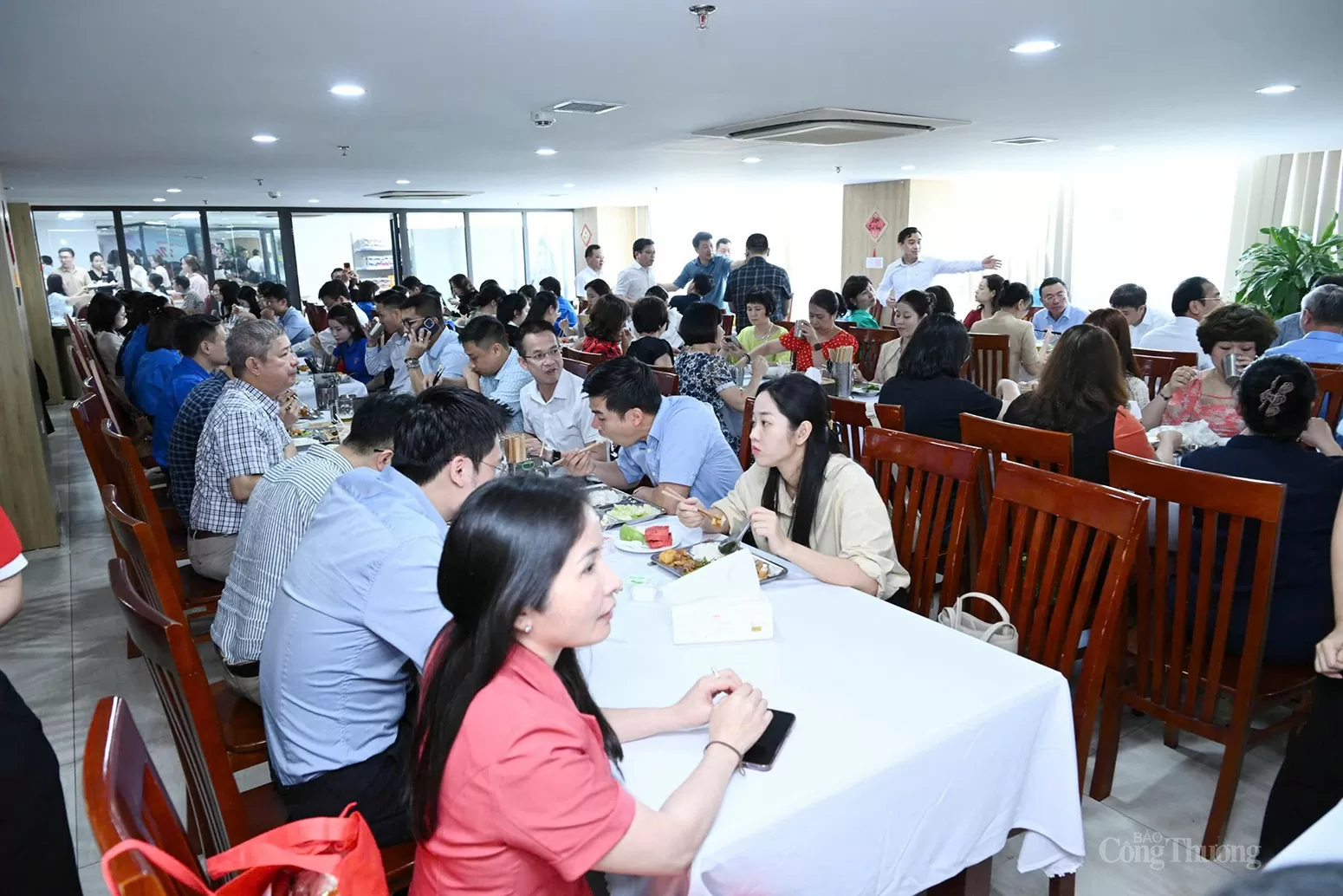 Ấm áp 'Bữa cơm công đoàn' kỷ niệm 74 năm Ngày Truyền thống ngành Công Thương