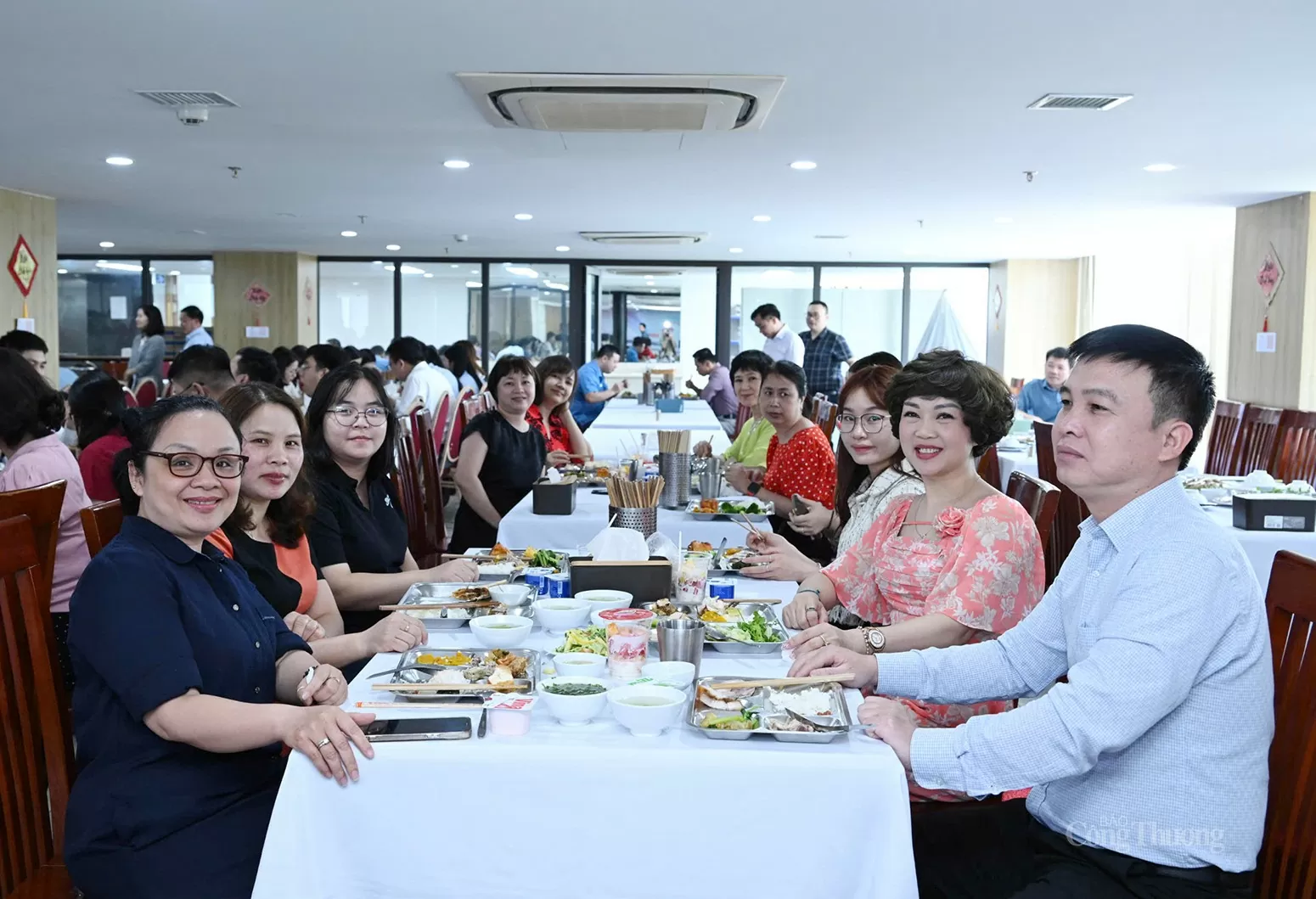 Ấm áp 'Bữa cơm công đoàn' kỷ niệm 74 năm Ngày Truyền thống ngành Công Thương