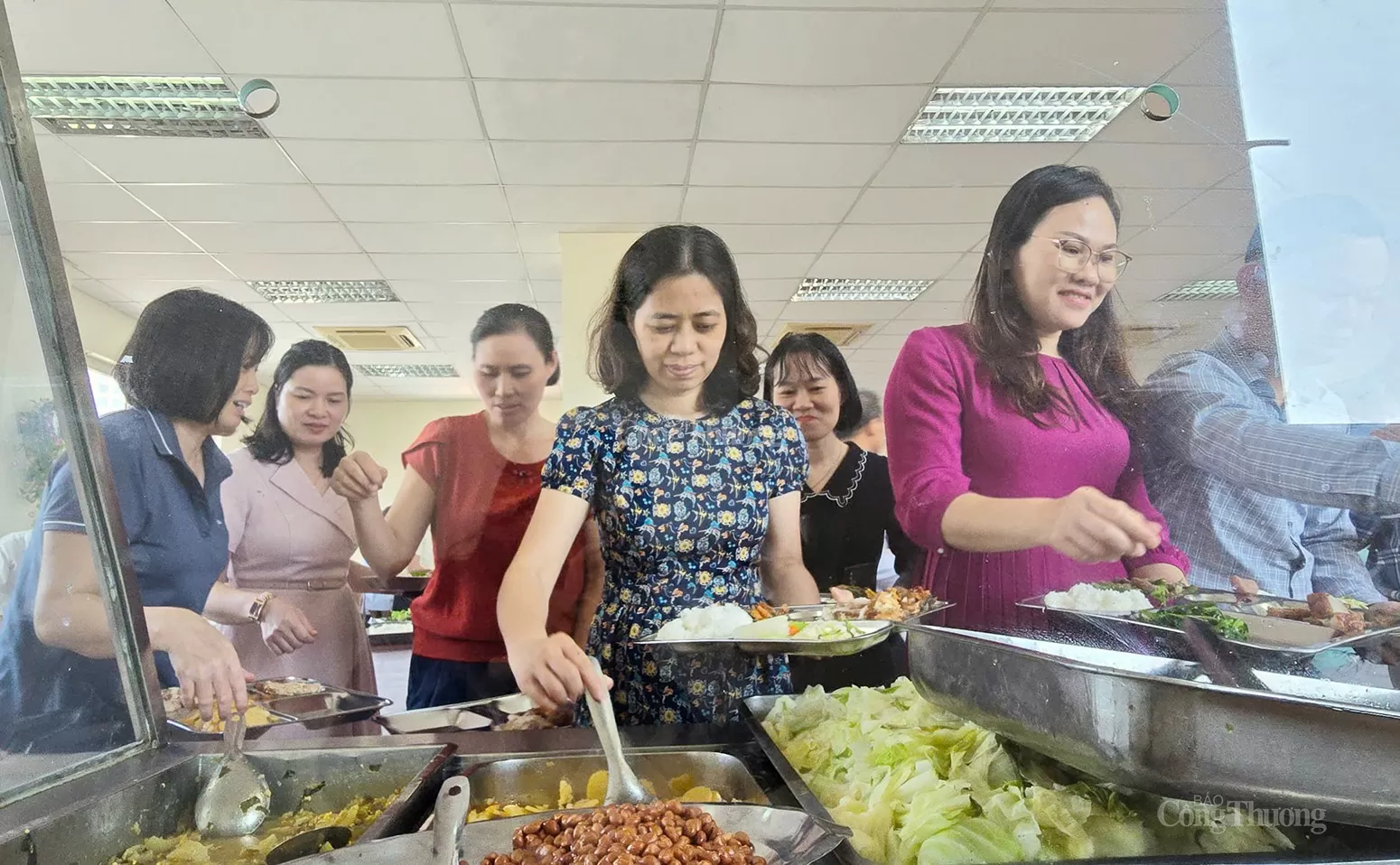 Ấm áp 'Bữa cơm công đoàn' kỷ niệm 74 năm Ngày Truyền thống ngành Công Thương
