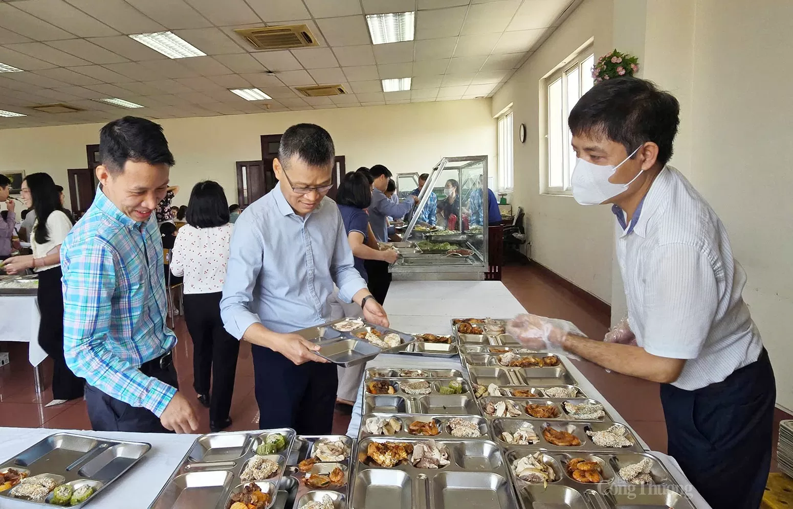 Ấm áp 'Bữa cơm công đoàn' kỷ niệm 74 năm Ngày Truyền thống ngành Công Thương
