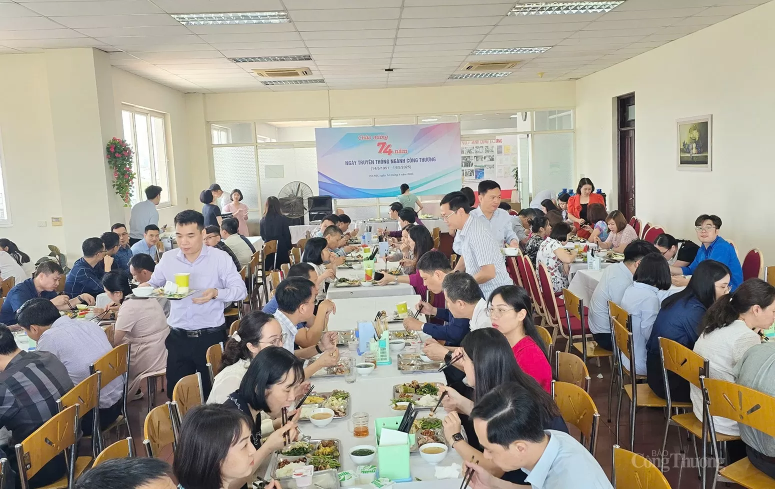 Ấm áp 'Bữa cơm công đoàn' kỷ niệm 74 năm Ngày Truyền thống ngành Công Thương