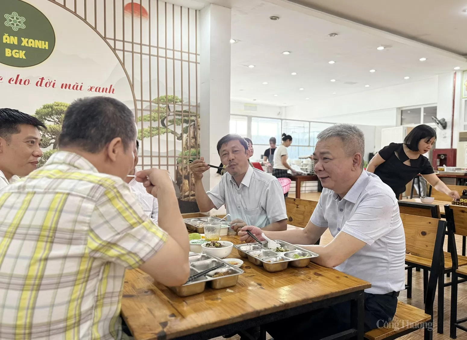 Ấm áp 'Bữa cơm công đoàn' kỷ niệm 74 năm Ngày Truyền thống ngành Công Thương