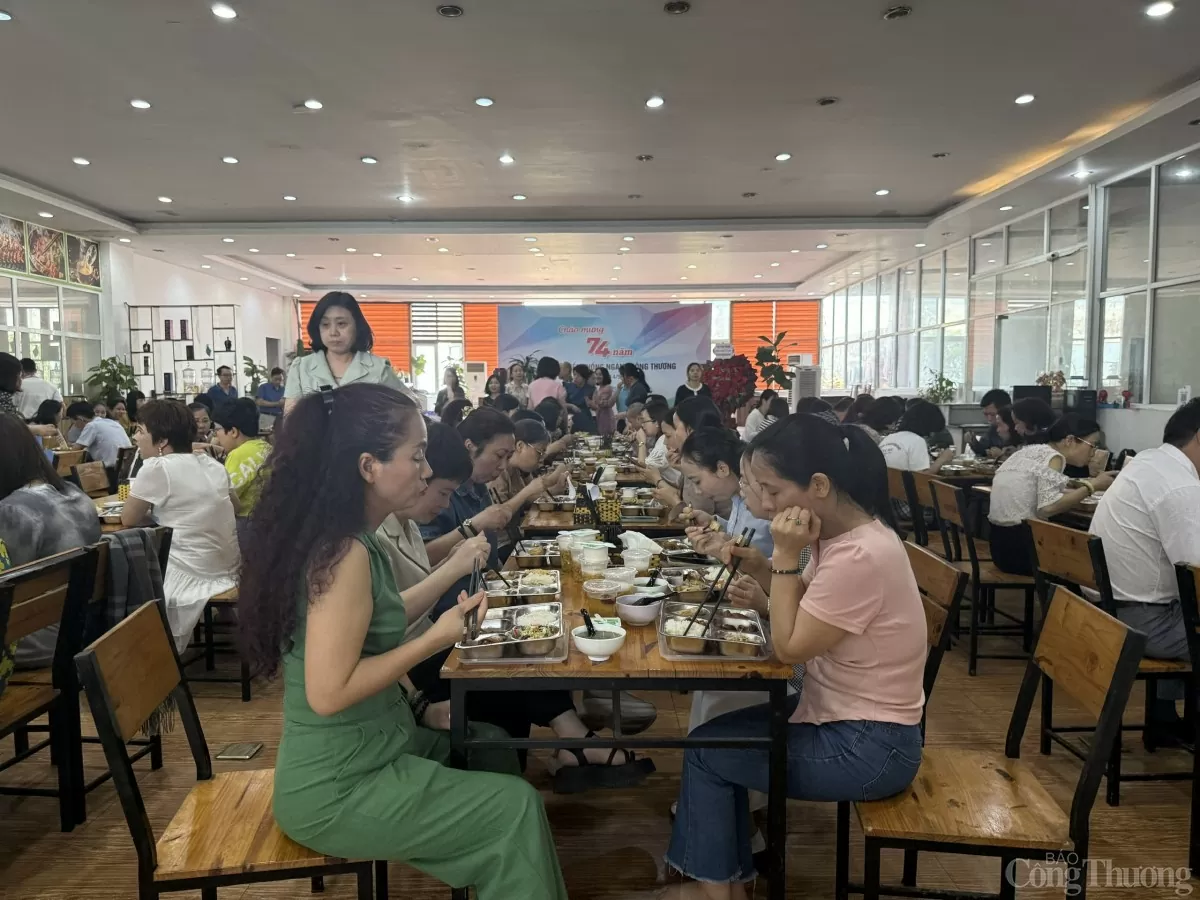Ấm áp 'Bữa cơm công đoàn' kỷ niệm 74 năm Ngày Truyền thống ngành Công Thương