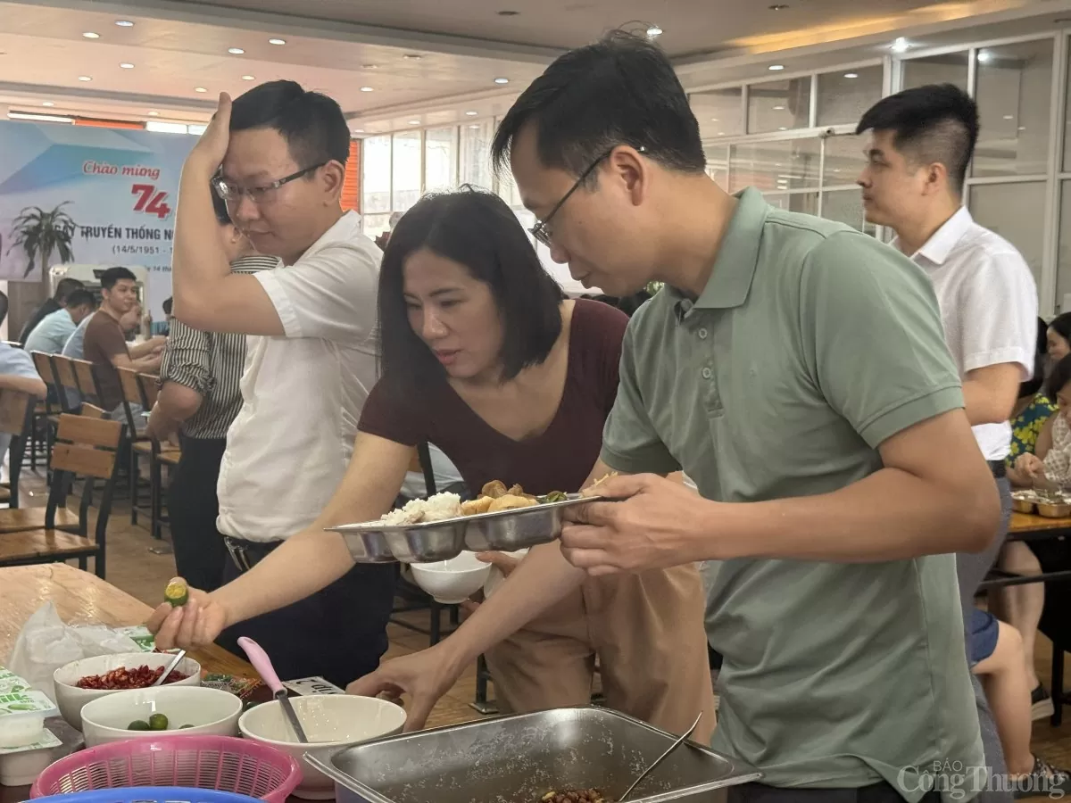 Ấm áp 'Bữa cơm công đoàn' kỷ niệm 74 năm Ngày Truyền thống ngành Công Thương