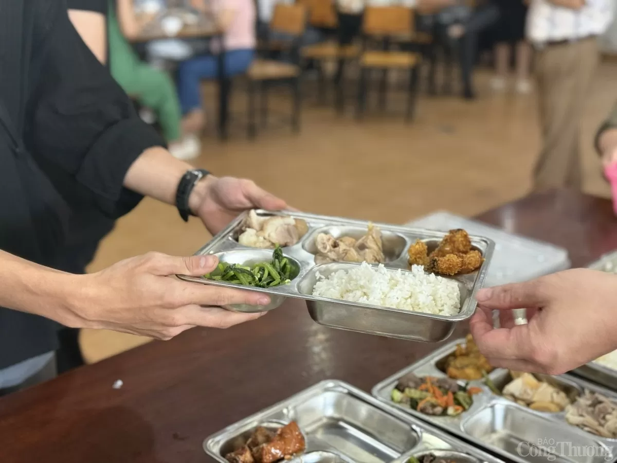 Ấm áp 'Bữa cơm công đoàn' kỷ niệm 74 năm Ngày Truyền thống ngành Công Thương