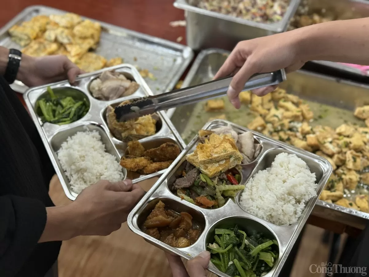 Ấm áp 'Bữa cơm công đoàn' kỷ niệm 74 năm Ngày Truyền thống ngành Công Thương