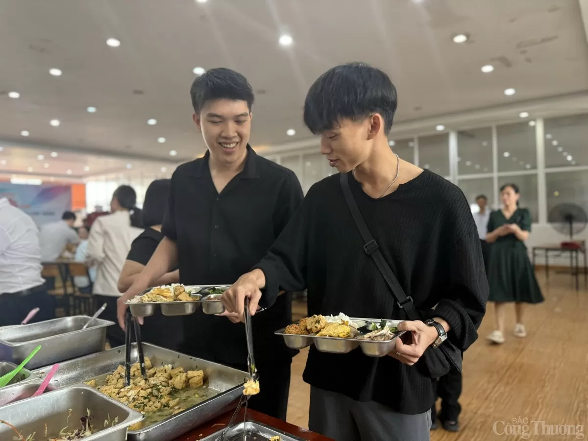 Ấm áp 'Bữa cơm công đoàn' kỷ niệm 74 năm Ngày Truyền thống ngành Công Thương